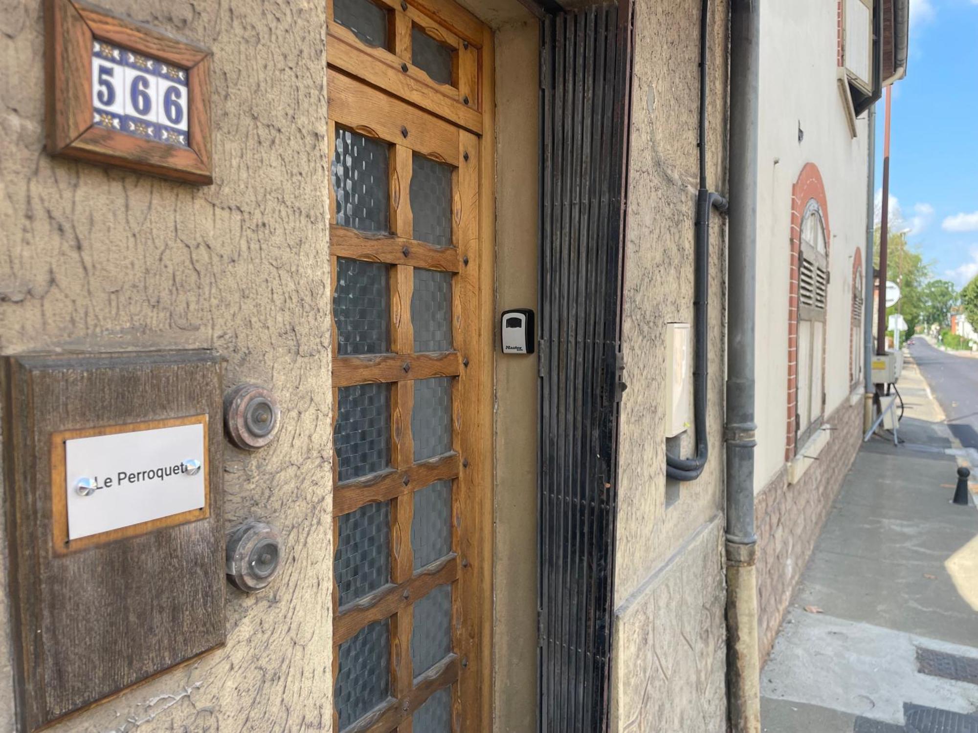 Ferienwohnung Le Perroquet Villars-les-Dombes Exterior foto